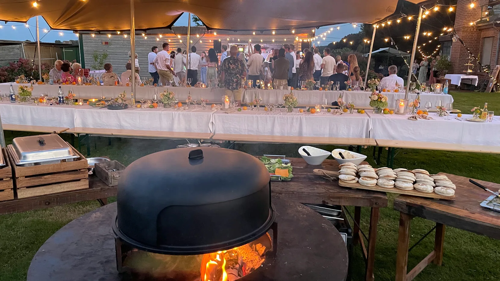 Gedeckte Tafel bei einem sommerlichen Eventcatering in NRW