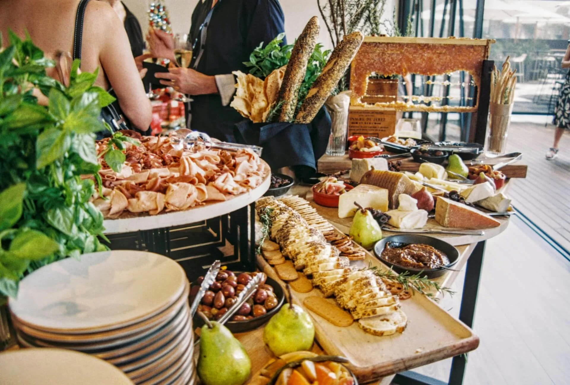 Cateringbuffet von Mein Catering von Thomas mit Brot, Käse, Antipasti und frischen Kräutern
