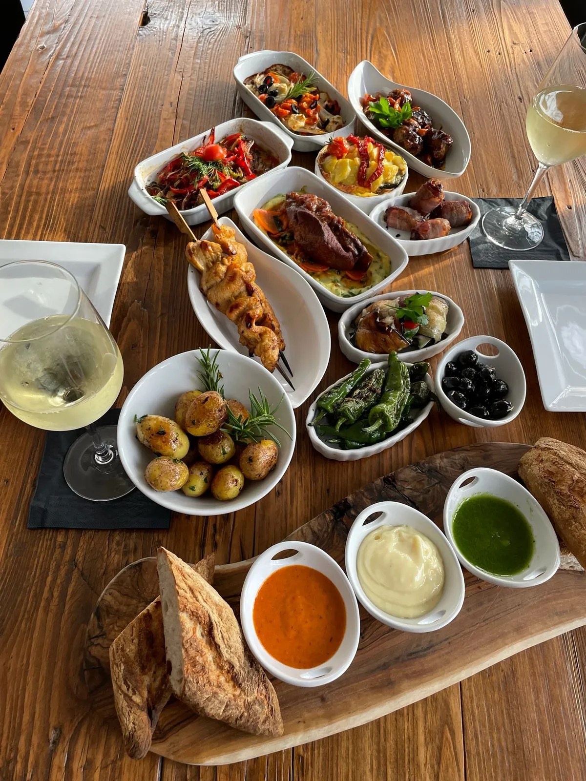 Catering-Buffet mit warmen Speisen