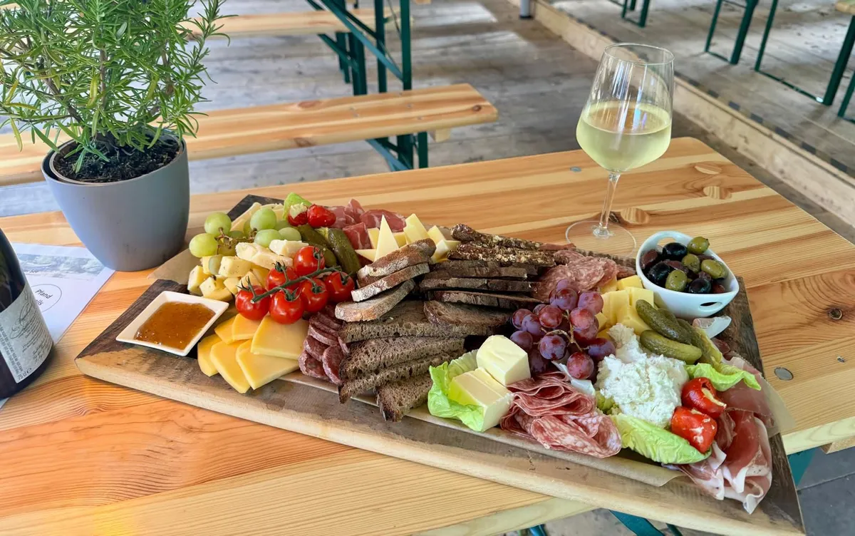 Festliche Catering-Impression fuer Hochzeit
